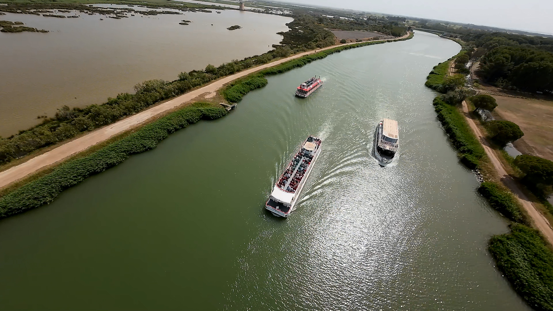 Le canal du Rhone a Sete traversant les marais de Camargue, vu du ciel