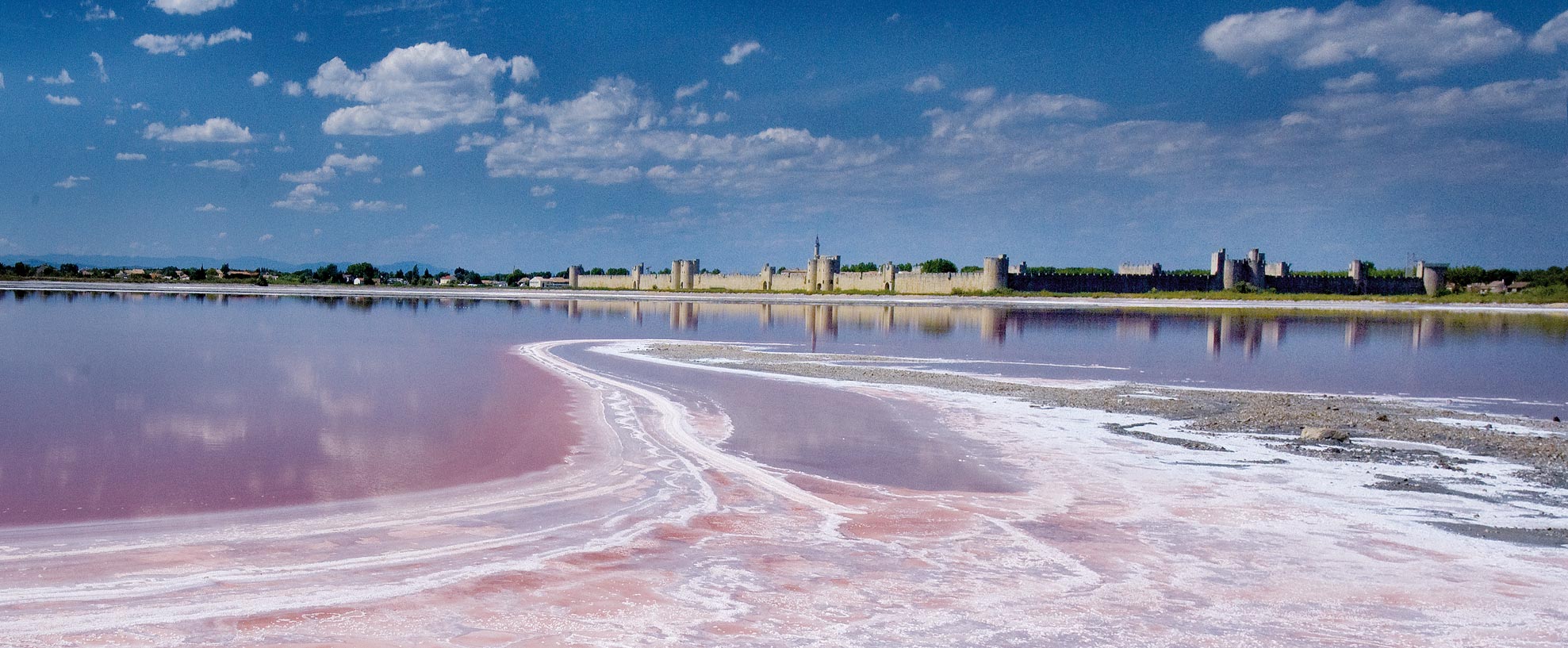Les salins roses et les remparts d'Aigues-Mortes