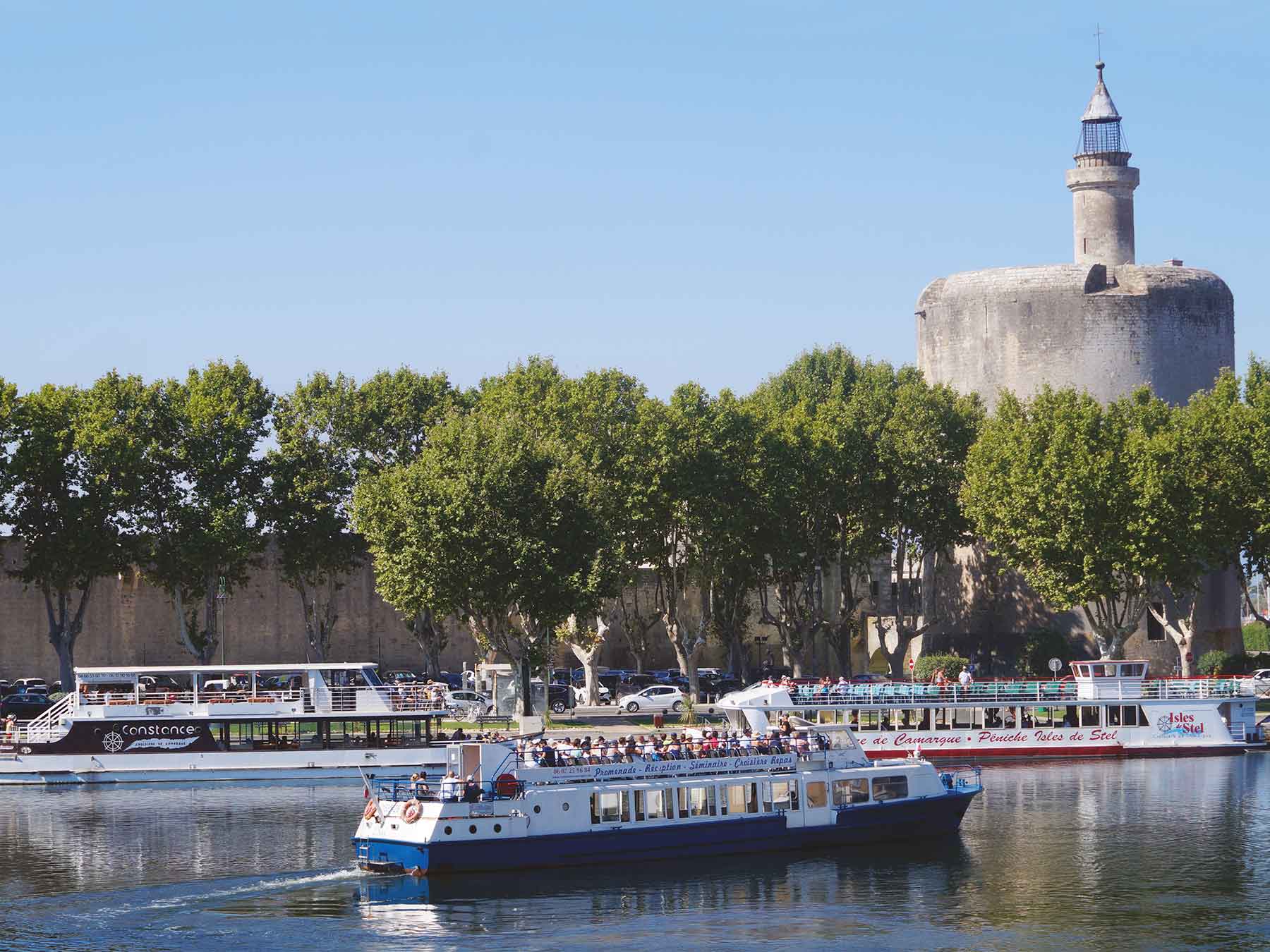 Les bateaux au port, au pied de la tour de Constance
