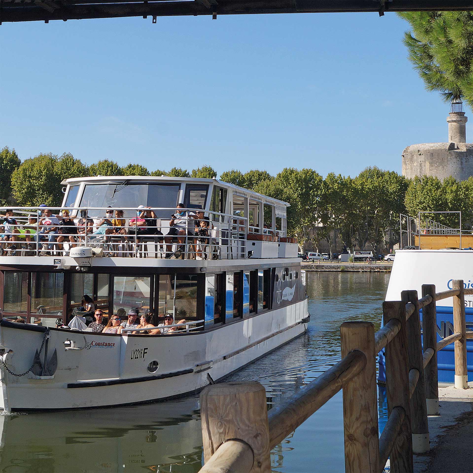Le bateau a quai, son pont vitre ou le repas est servi